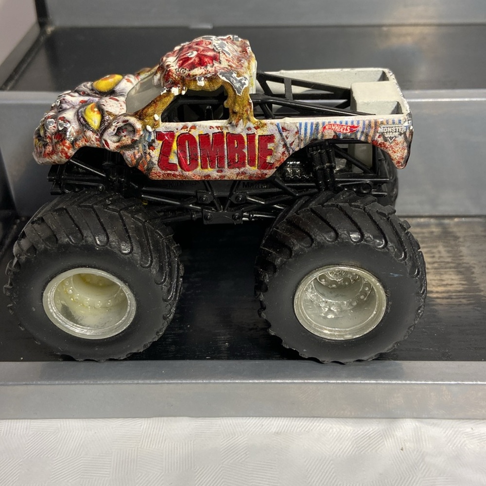 6 Hot Wheels Monster Trucks - Picture 6 of 8